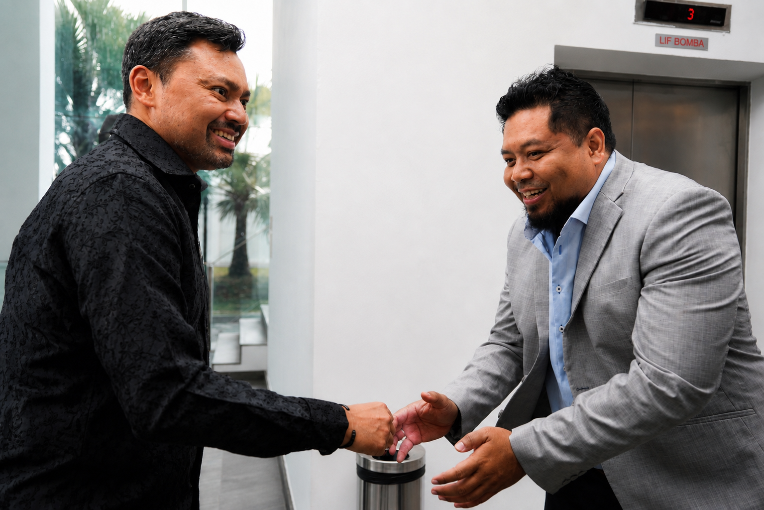Khairul with the Brunei Prince shaking hands